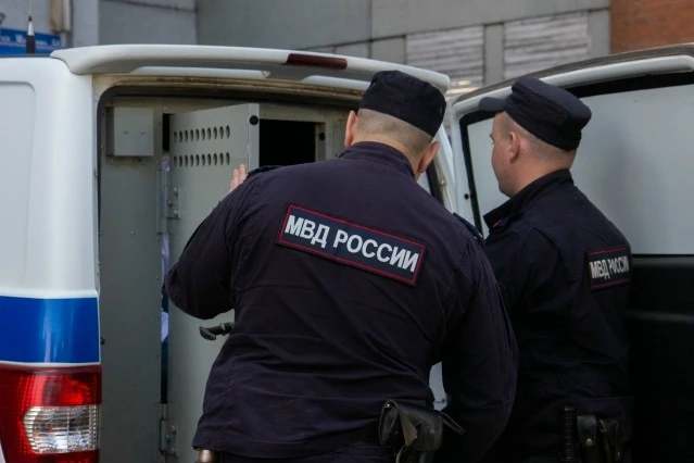 Сотрудники полиции задержали вологжанина, который силой пытался заставить 75-летнего ро...