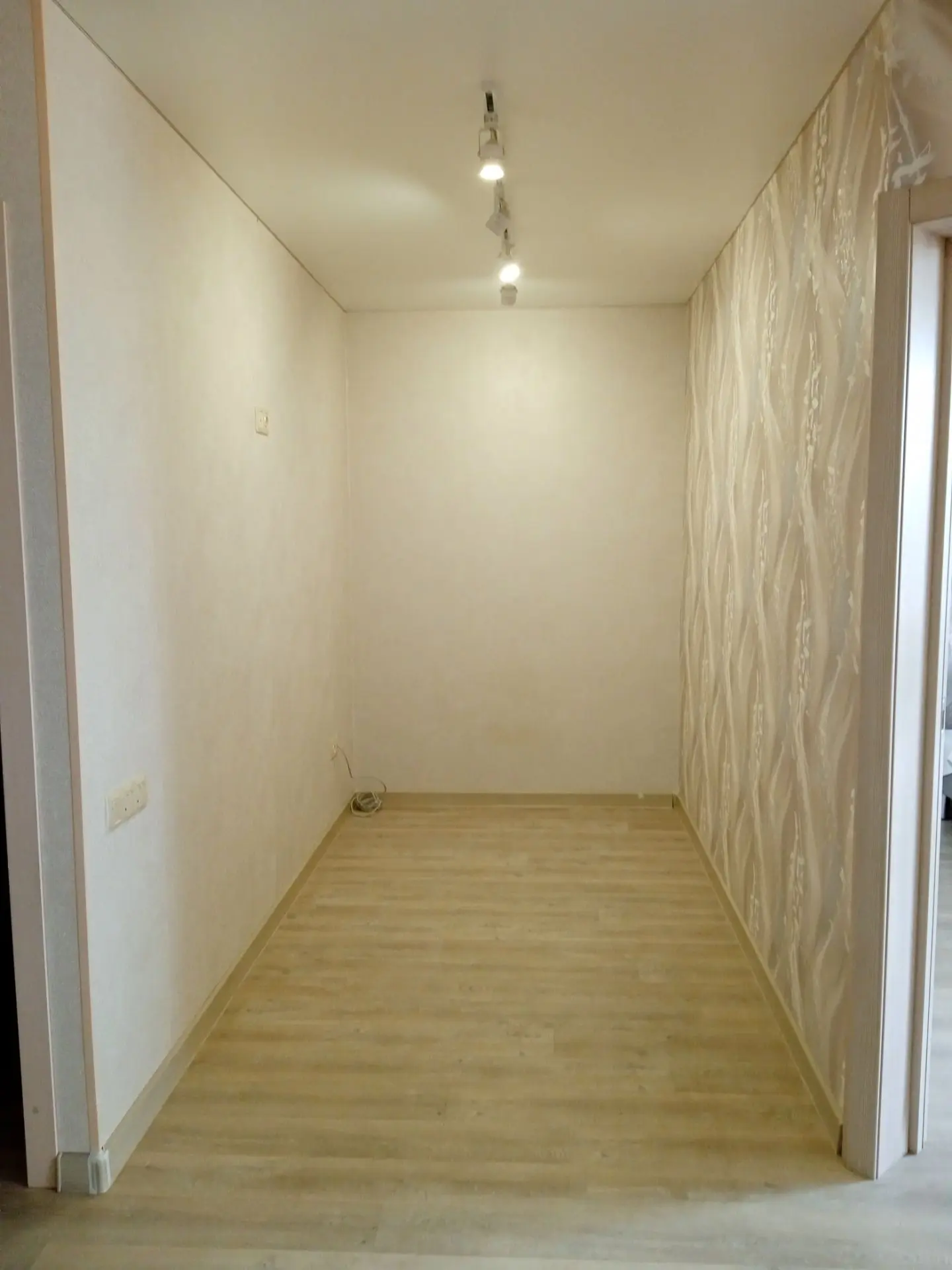 Продаю срочно 1 к. Кв. 4400т.р, возможен торг, 12эт., ул. Горсоветская, ремонту 4 года....