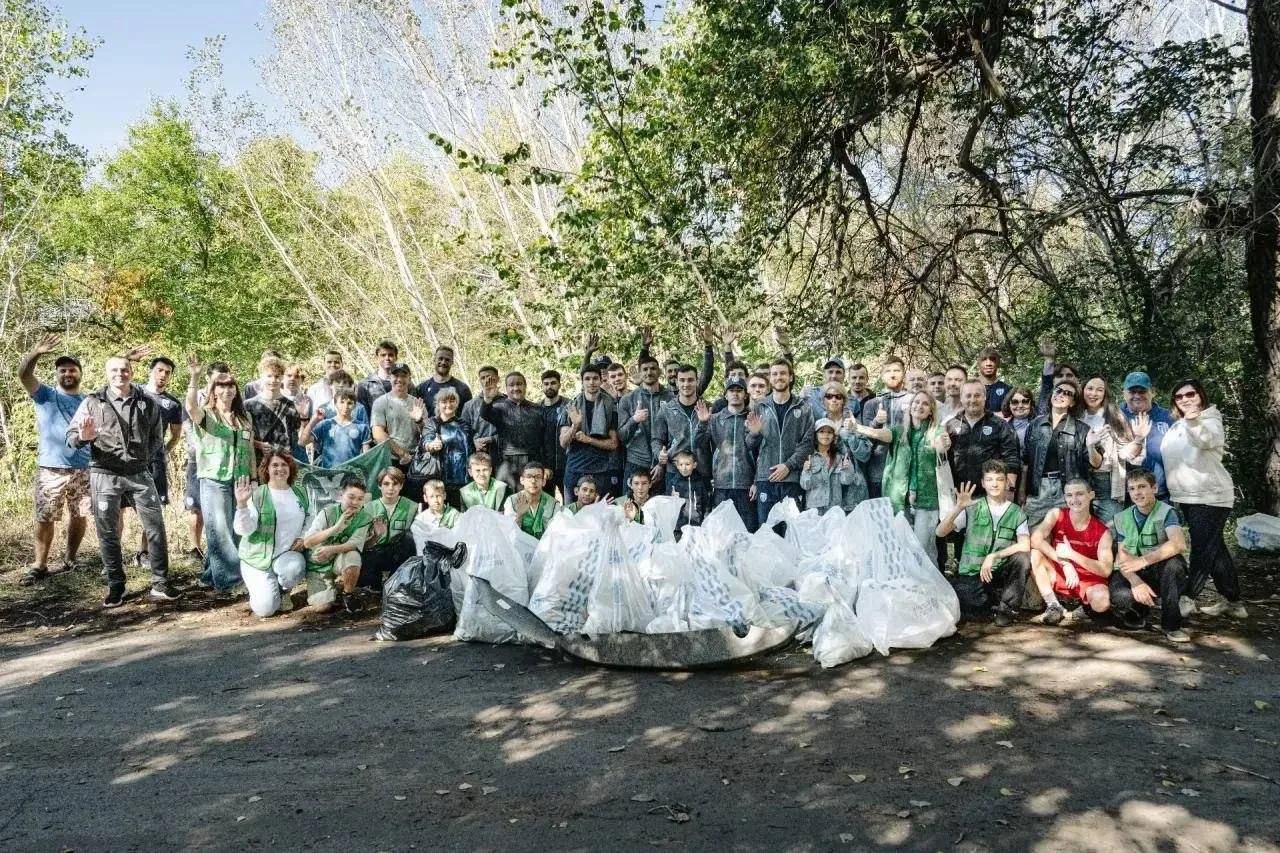 Футболисты «Ротора» и школьники провели уборку Волго-Ахтубинской поймы