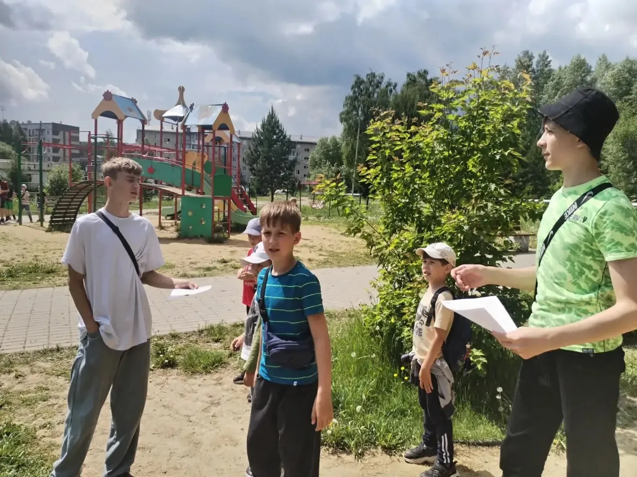 🌱 Квест-прогулка: открывай новое с «Движением Первых» 🌱

Наши ребята из пришкольного лагеря превра