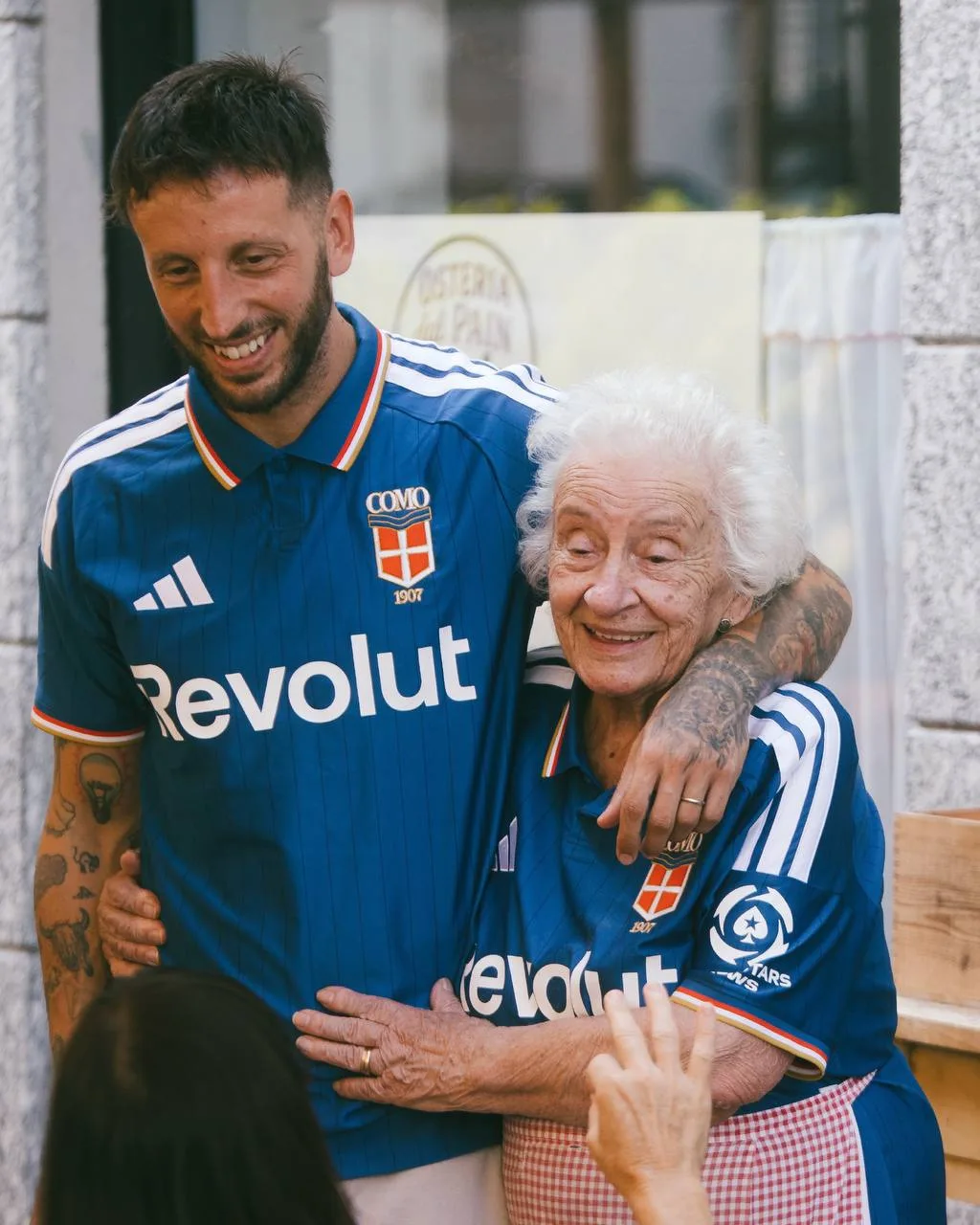 ⚽️ Народная презентация формы от «Комо». Но цена кусается

«Комо» отказался от традиционной презента