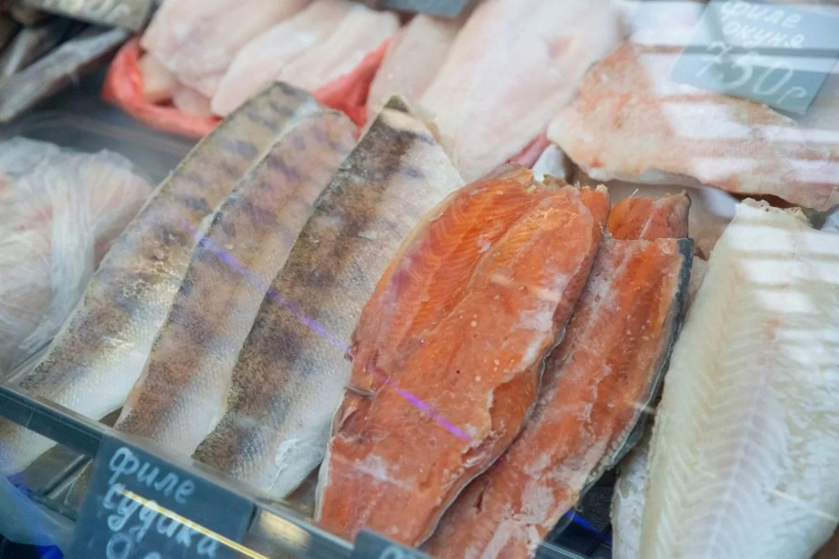 Продажу рыбы неизвестного происхождения пресекли в магазине Калининграда