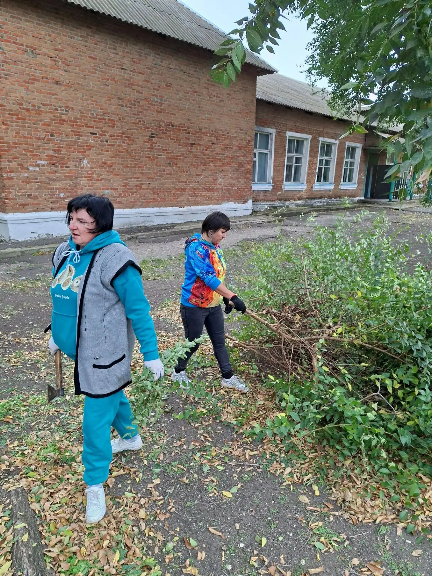 Сегодня сотрудники администрации Междуреченского МО совместно с работниками ДК и ФАПа