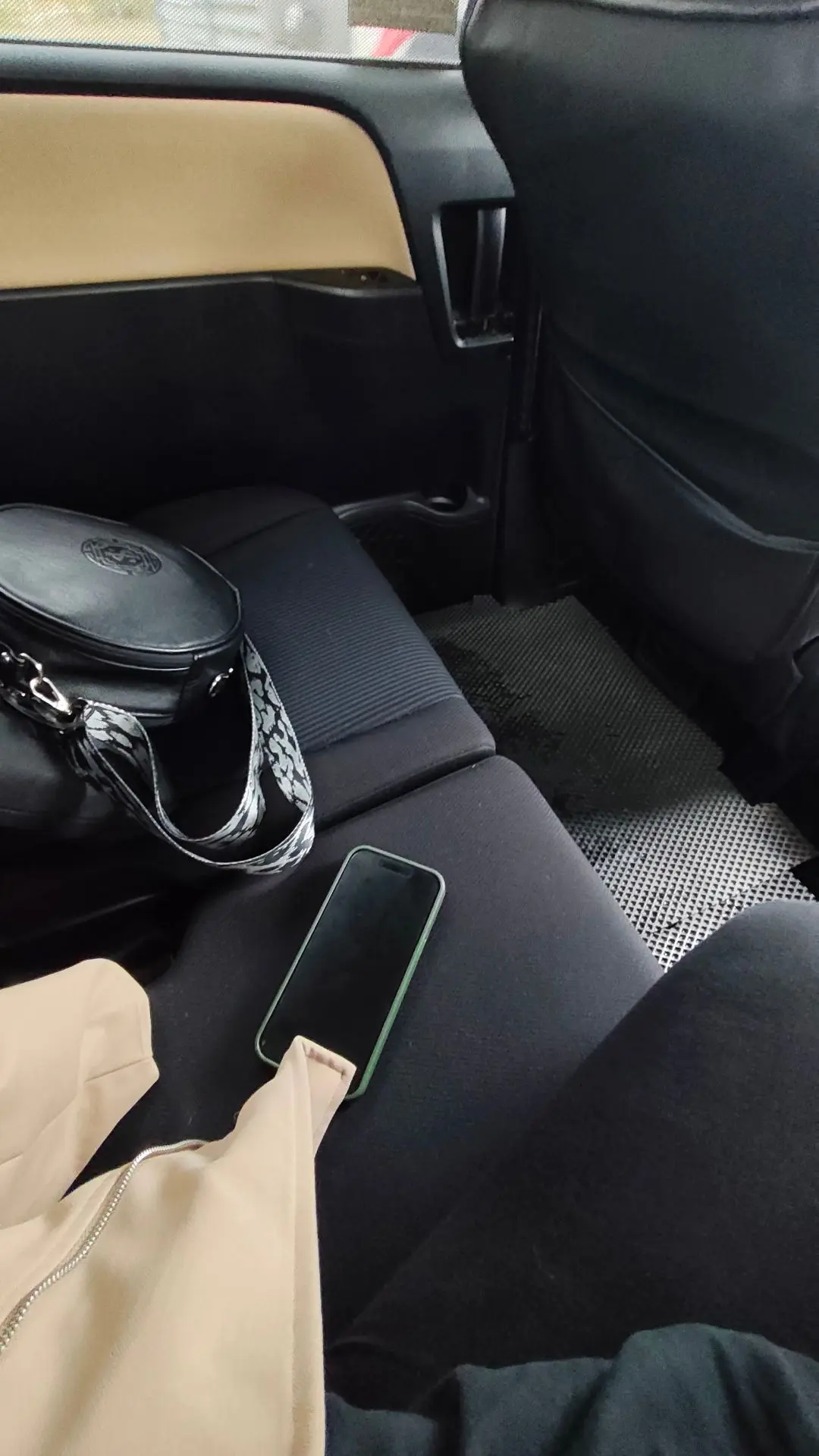 Коллеги, подскажите, а приехавший за мной такси-микроавтобус можно считать vip-трансфер...