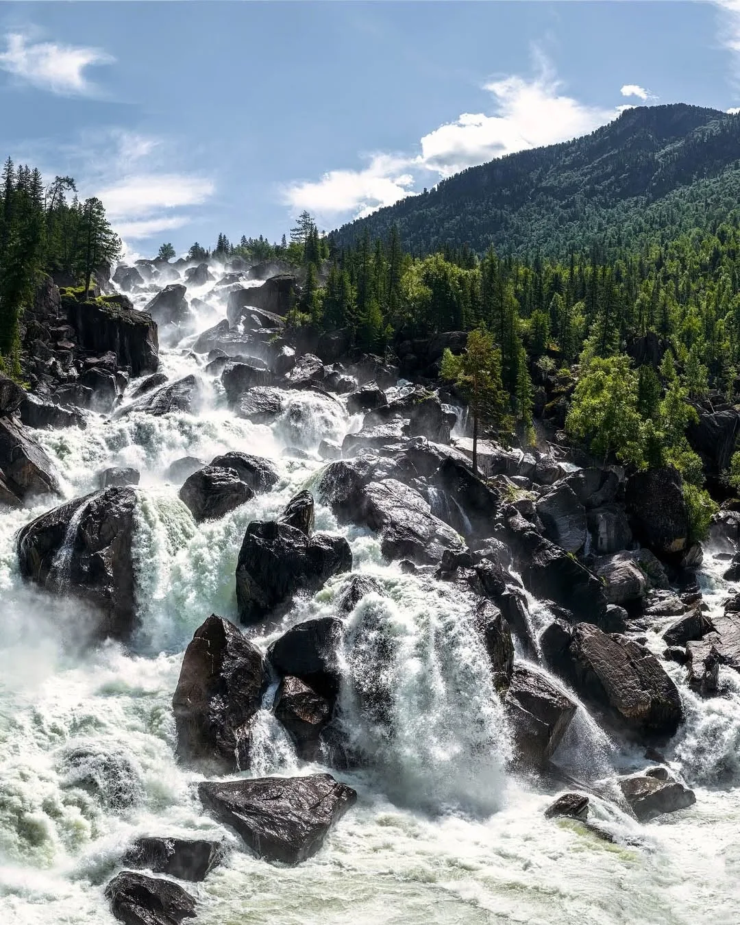 🌊 Один из самых труднодоступных водопадов в Горном Алтае – водопад Учар  Порой природа будто сознате