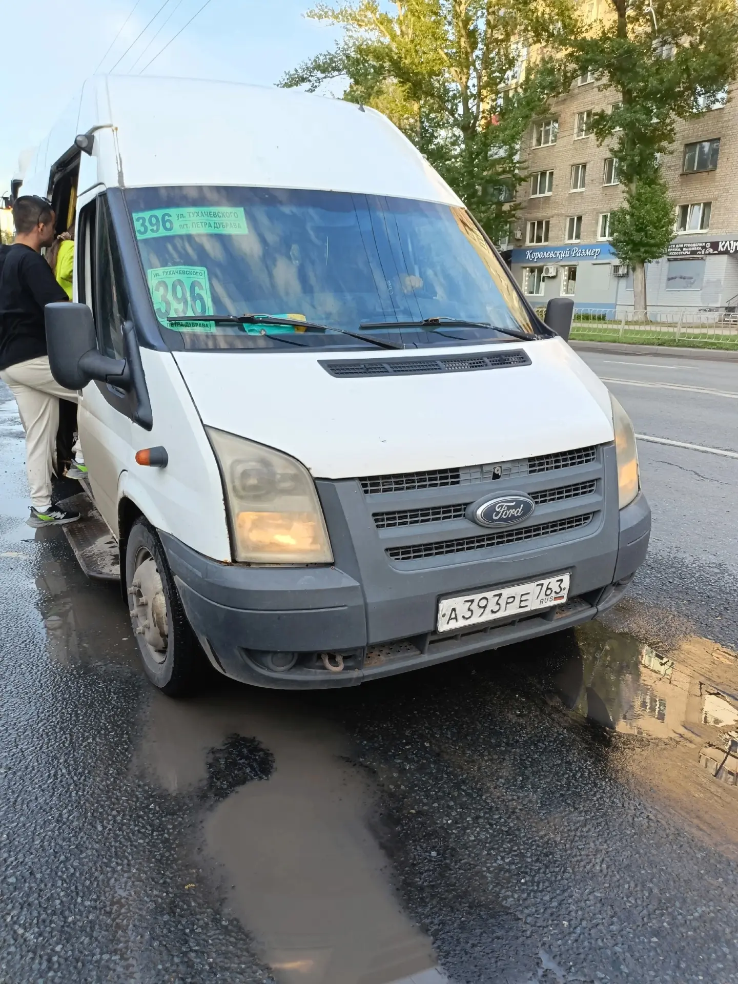 «Когда наладят маршрут 396??? Это кошмар какой-то, стоять ждать больше 40 минут, приезжает полностью