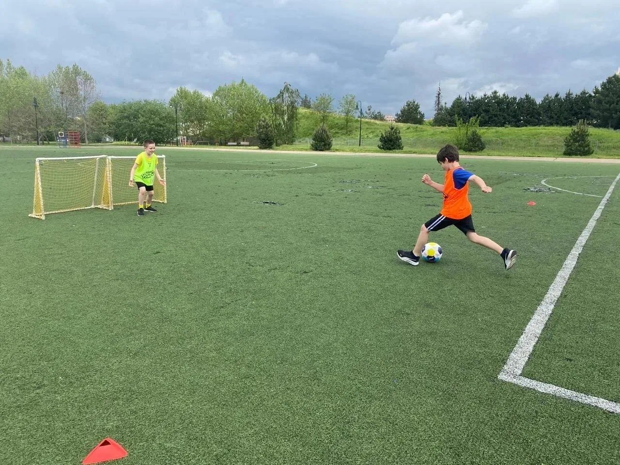 ⚽️ В рамках проекта «Футбол в школе» учитель физической культуры Николаев Игорь Николаевич организов