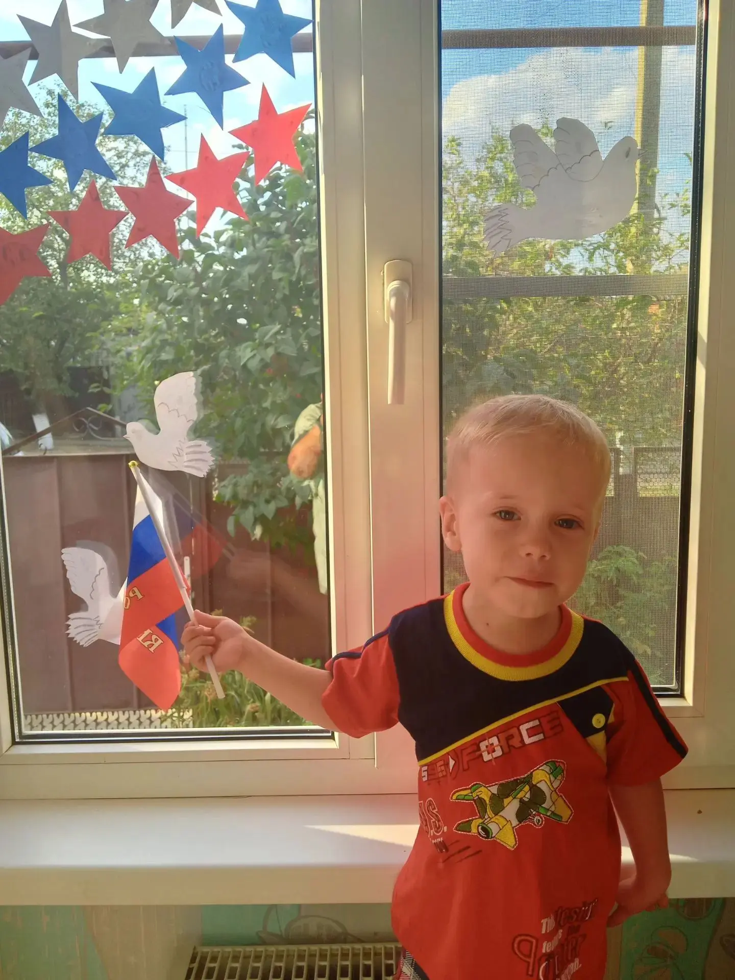 Воспитанник средней группы  Фахретдинов Тимофей принимает участие в акции "Окна России"...