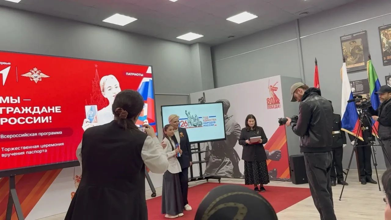 🇷🇺 Паспорт — это не просто книжка, а первый шаг в большую жизнь!  Сегодня в Музее боевой славы царил