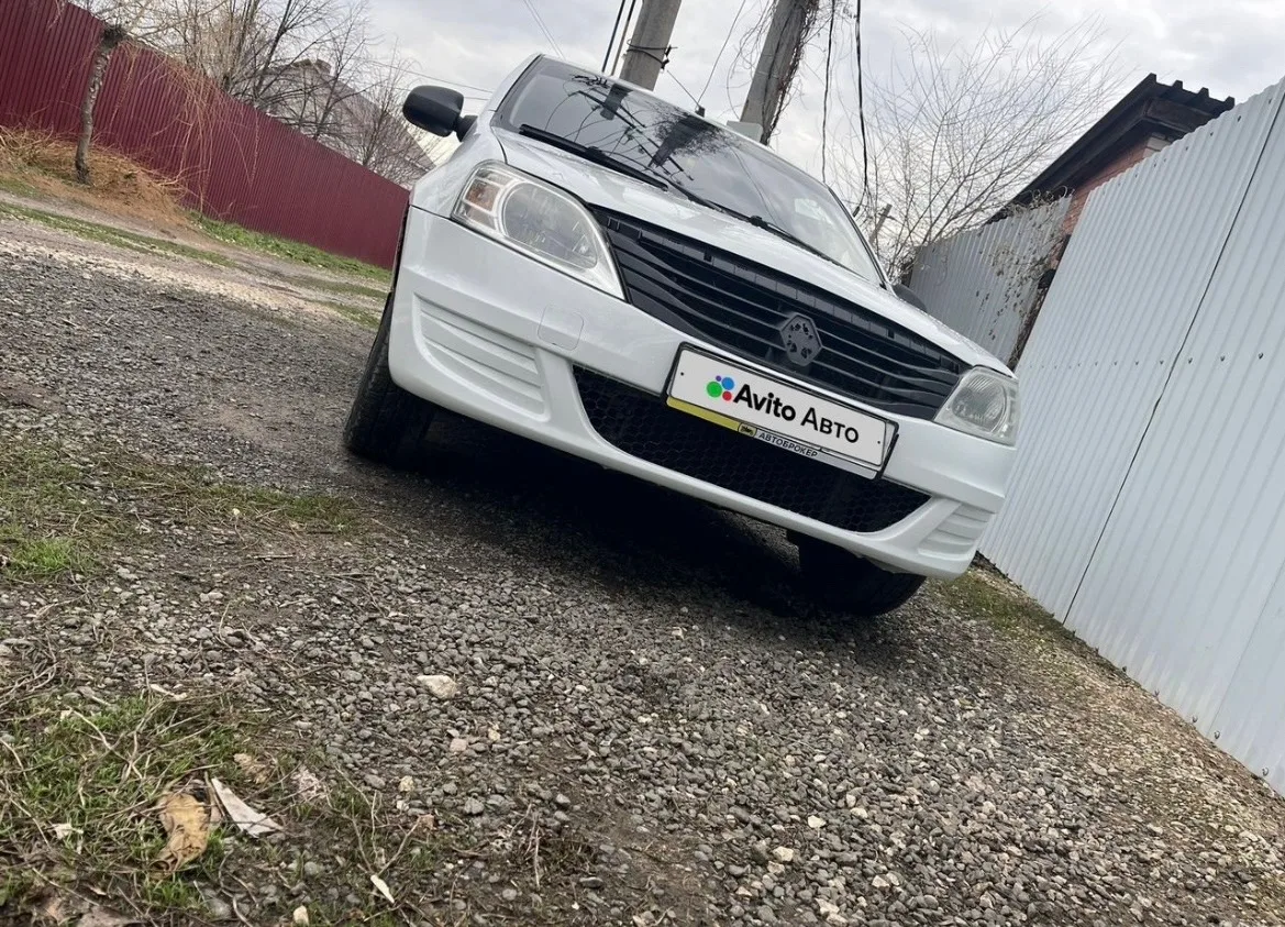 Renault Logan 2015 года, белого цвета, с пробегом 170 000 километров, объемом двигателя...