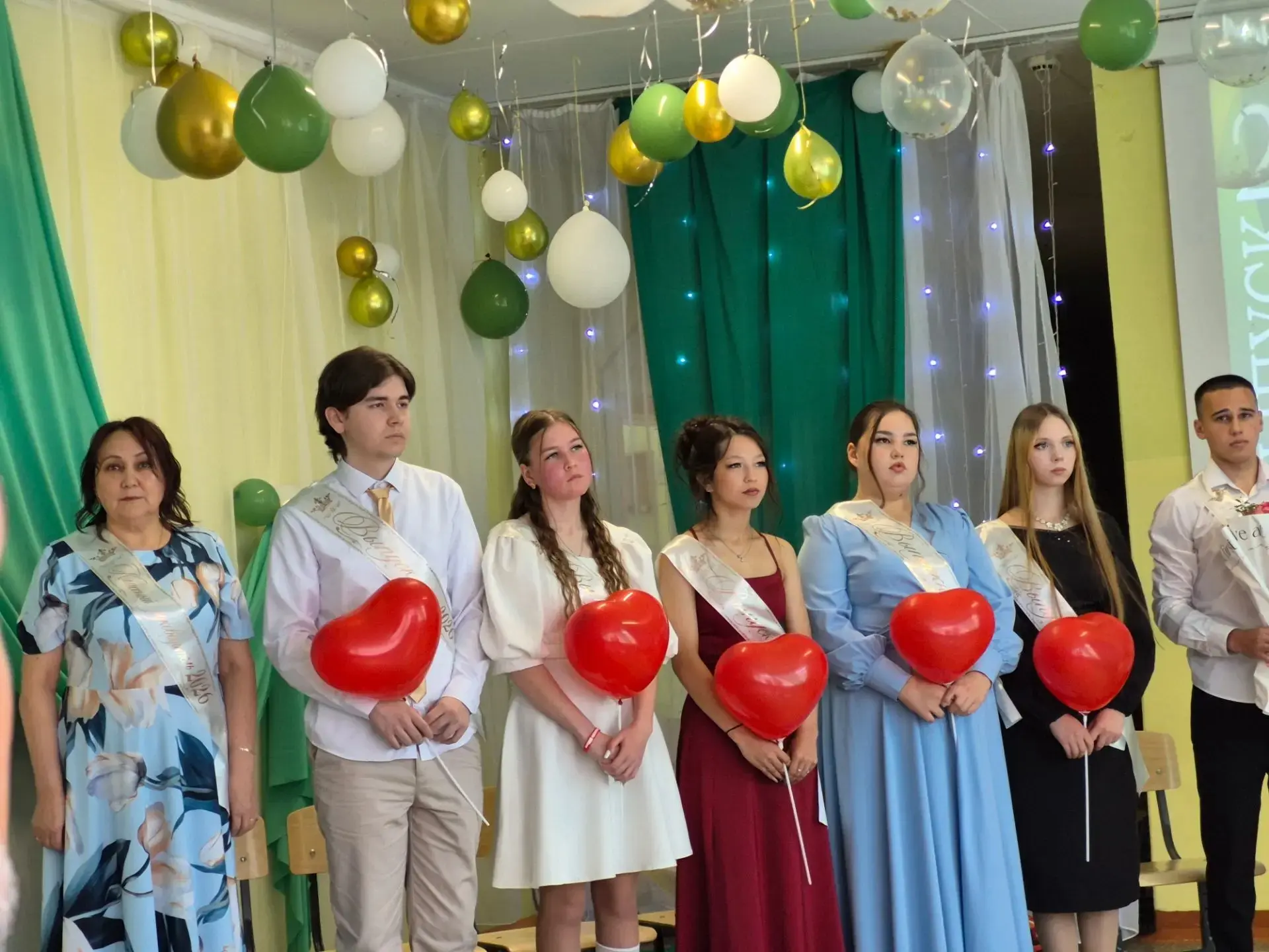 ВРУЧЕНИЕ АТТЕСТАТОВ 11 КЛАССАМ

🎓 Сегодня наши одиннадцатиклассники получили свои аттестаты. За пле