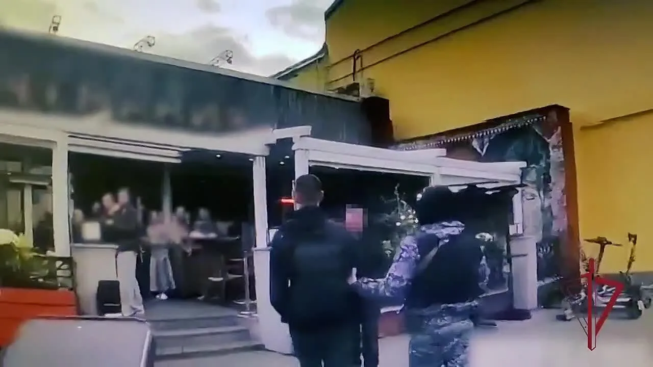 Небольшую суету навел 30-летний гость столицы в кафе у Покровских ворот. Он почему-то п...