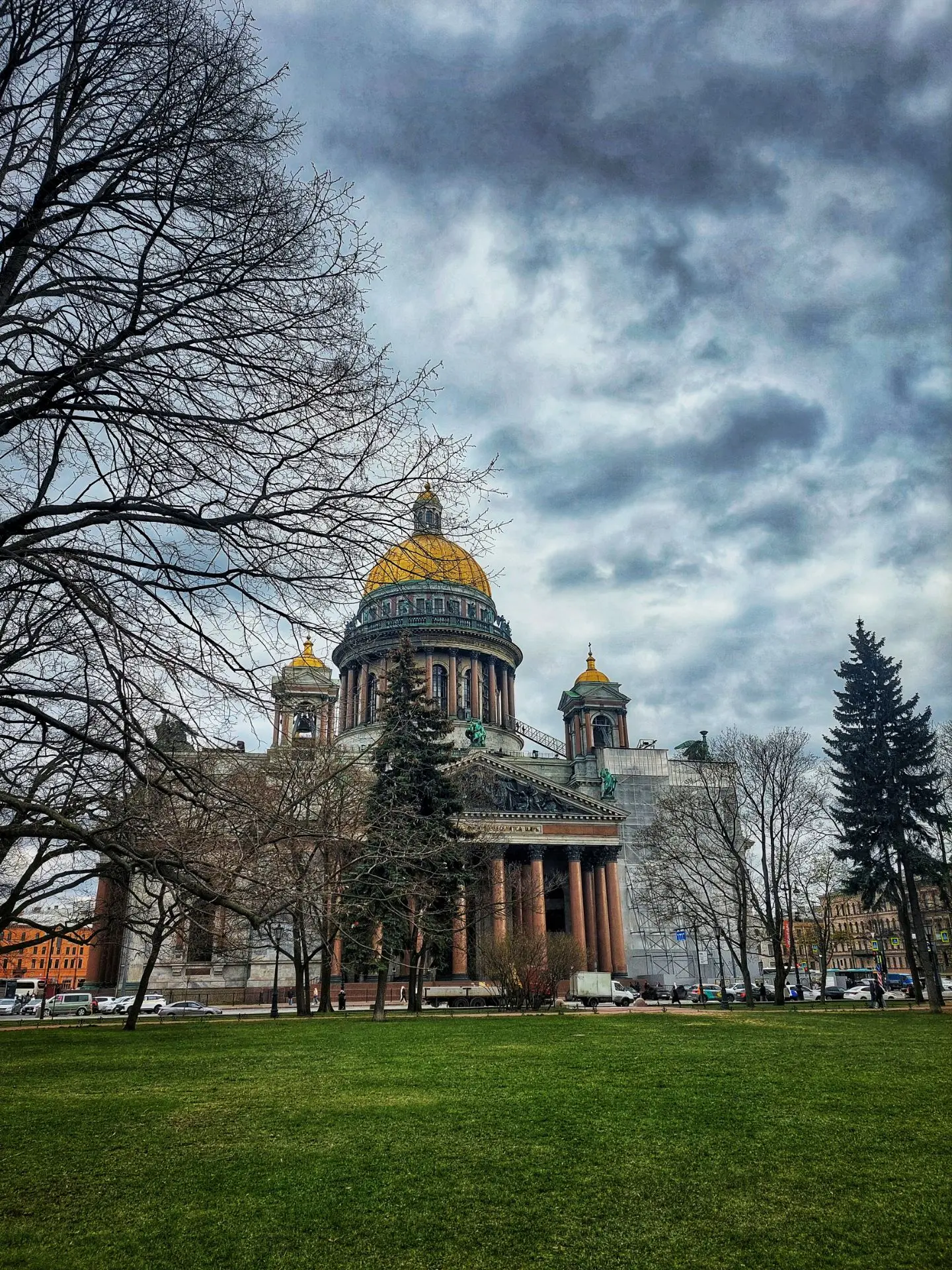 Хотите, я вам покажу, чем отличается солнечный Петербург от пасмурного, дождливого? 🤔