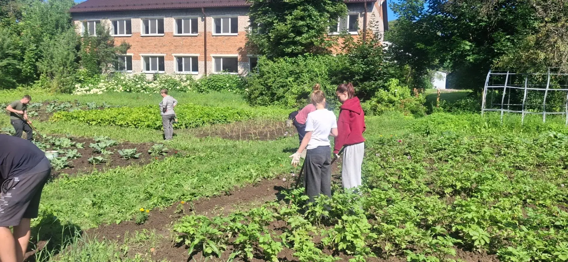 Ответственность и труд

Летние каникулы у наших учеников проходят максимально продуктивно — на школь