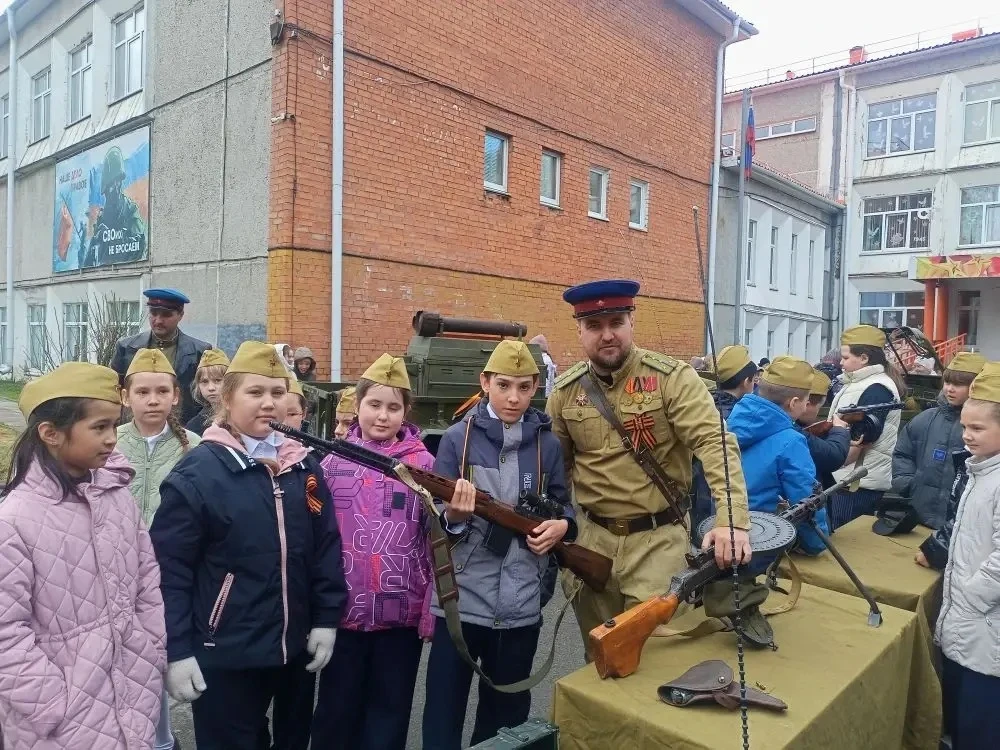 Музей под открытым небом!  Сегодня в нашей школе прошло по-настоящему грандиозное событие — выставка