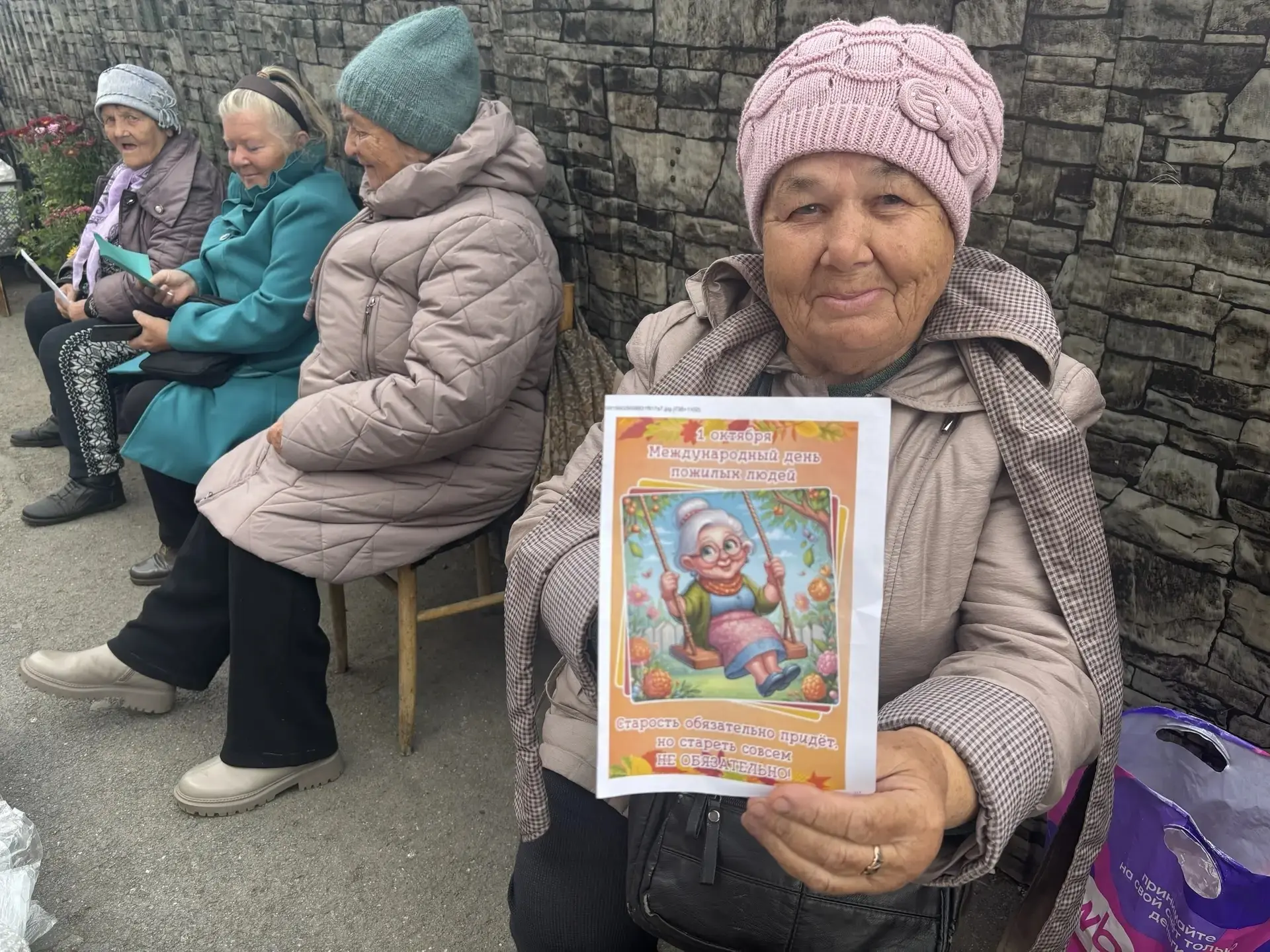 ❤В Бакале ученики пятого "в" школы № 9 поздравили бабушек, торгующих у магазина, с Днём...