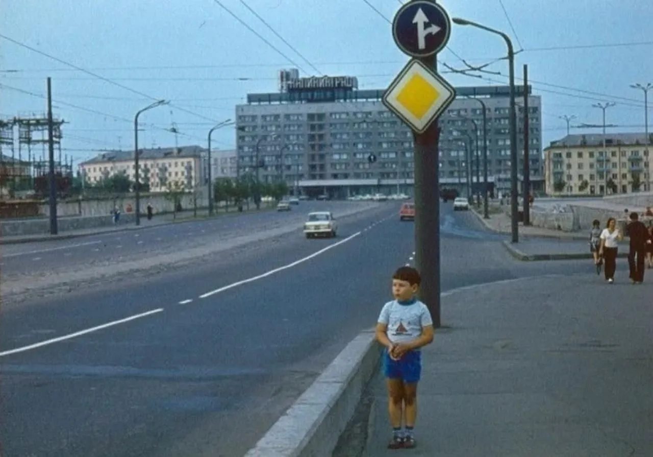 Заморочился и собрал фотографии мам/пап/бабушек/дедушек своих подписчиков прямиком из.....