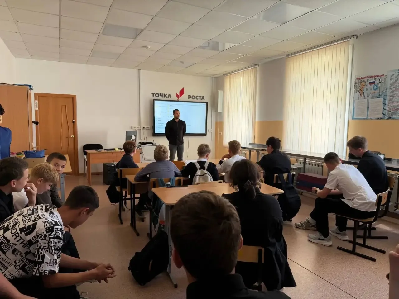 В рамках проведения недели безопасности дорожного движения в нашей школе прошел открыты...