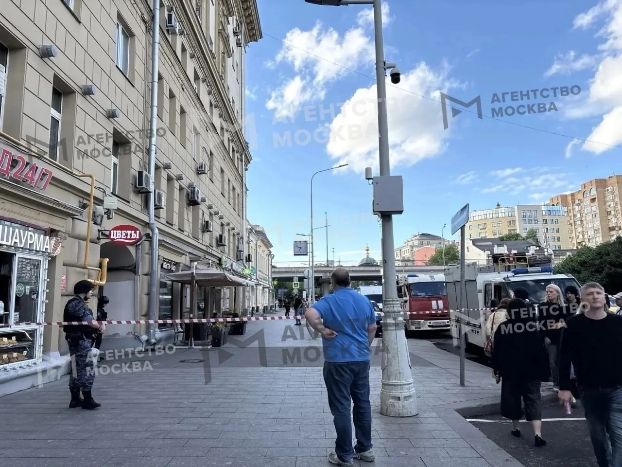 У дома на Цветном бульваре нашли предметы, похожие на гранаты.