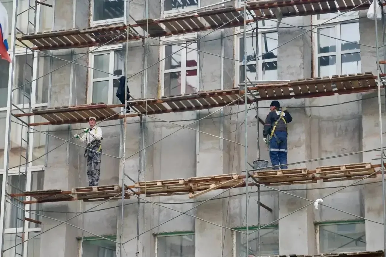 В Талнахе проверили ход строительства и ремонта домов и поликлиники