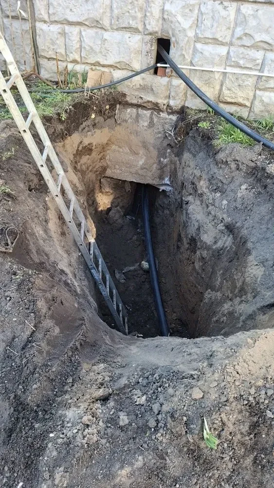 🛠Продолжаются работы по замене внутриквартальных водопроводных ветхих сетей  по ул. Тентюковская, д.