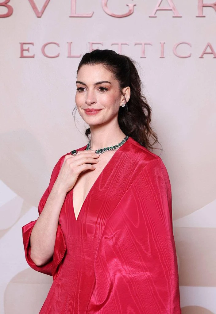 Энн Хэтэуэй сияет на показе коллекции от Bvlgari “Eclettica” в Милане . Она постоянный амбассадор бр