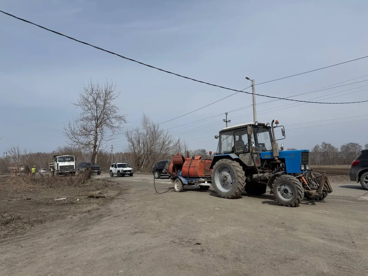 Срочно ремонтируют дорогу к водозабору в Бердске  Работы ведут перед запуском дачного маршрута №20