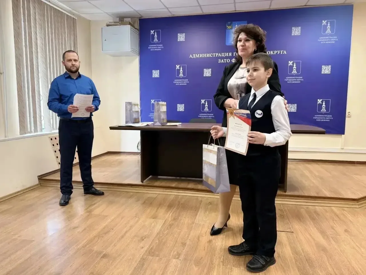 🎨 В администрации ГО ЗАТО Фокино наградили юных художников – победителей конкурса «Охрана труда глаз