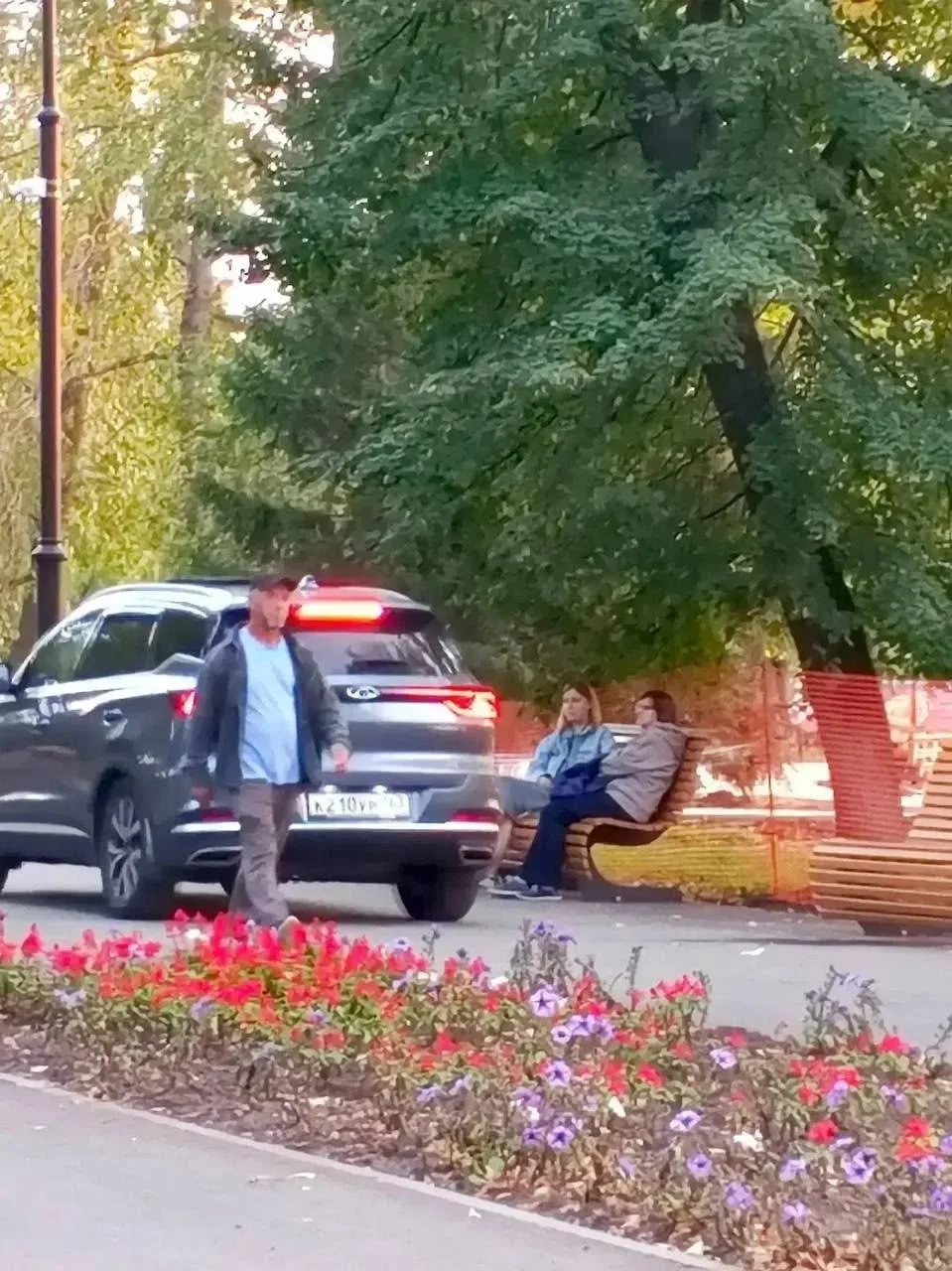 🚗 В Тольятти водитель решил срезать путь через Центральный парк