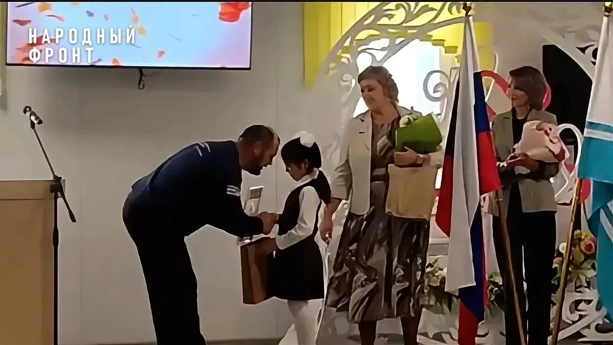 Юные герои тыла: в День знаний Народный фронт в Горно-Алтайске вручил благодарственные ...