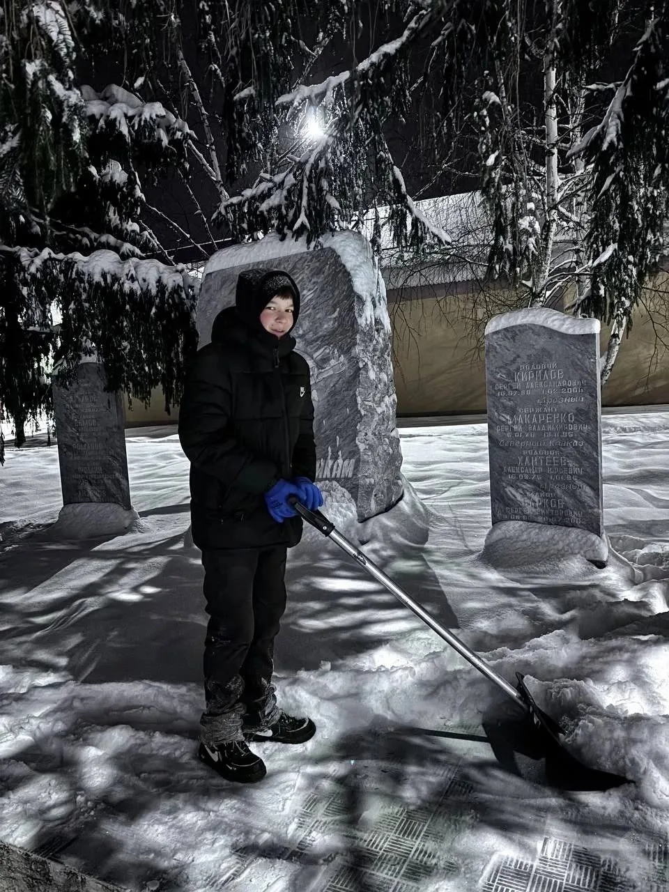 И один в поле воин. После сильных снегопадов, которые обрушились на наше село, многие объекты нуждал