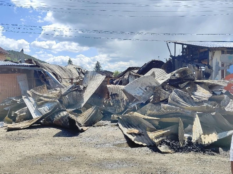 «Ради него отец продал две квартиры»: всё село спасает сгоревший дом и единственный в о...