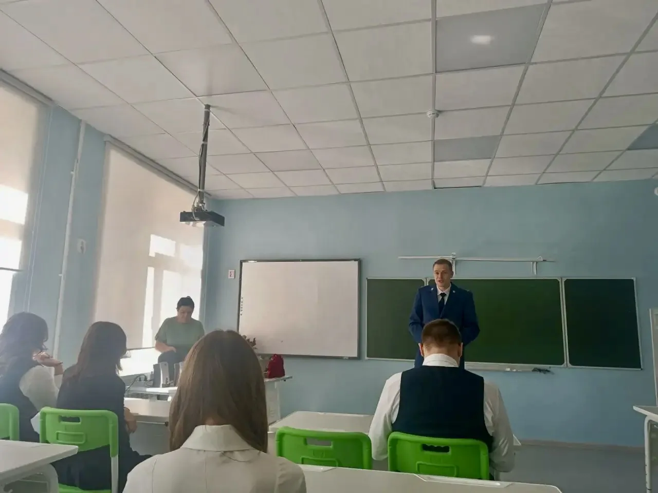 1 сентября 2026 года в МБОУ «Ал-Невская СОШ» в рамках урока «Разговоры о важном» помощн...