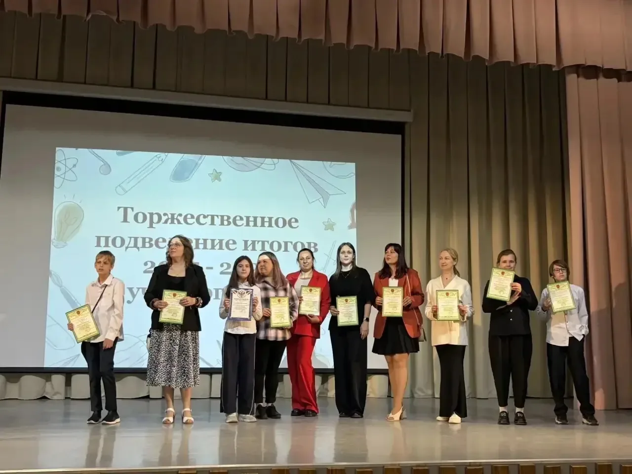 Главные итоги года: награды, улыбки и творчество!  В нашей школе прошли традиционные праздничные лин