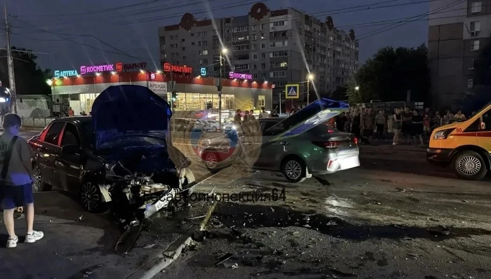 В Заводском районе Саратова вчера вечером произошло столкновение двух легковых автомоби...
