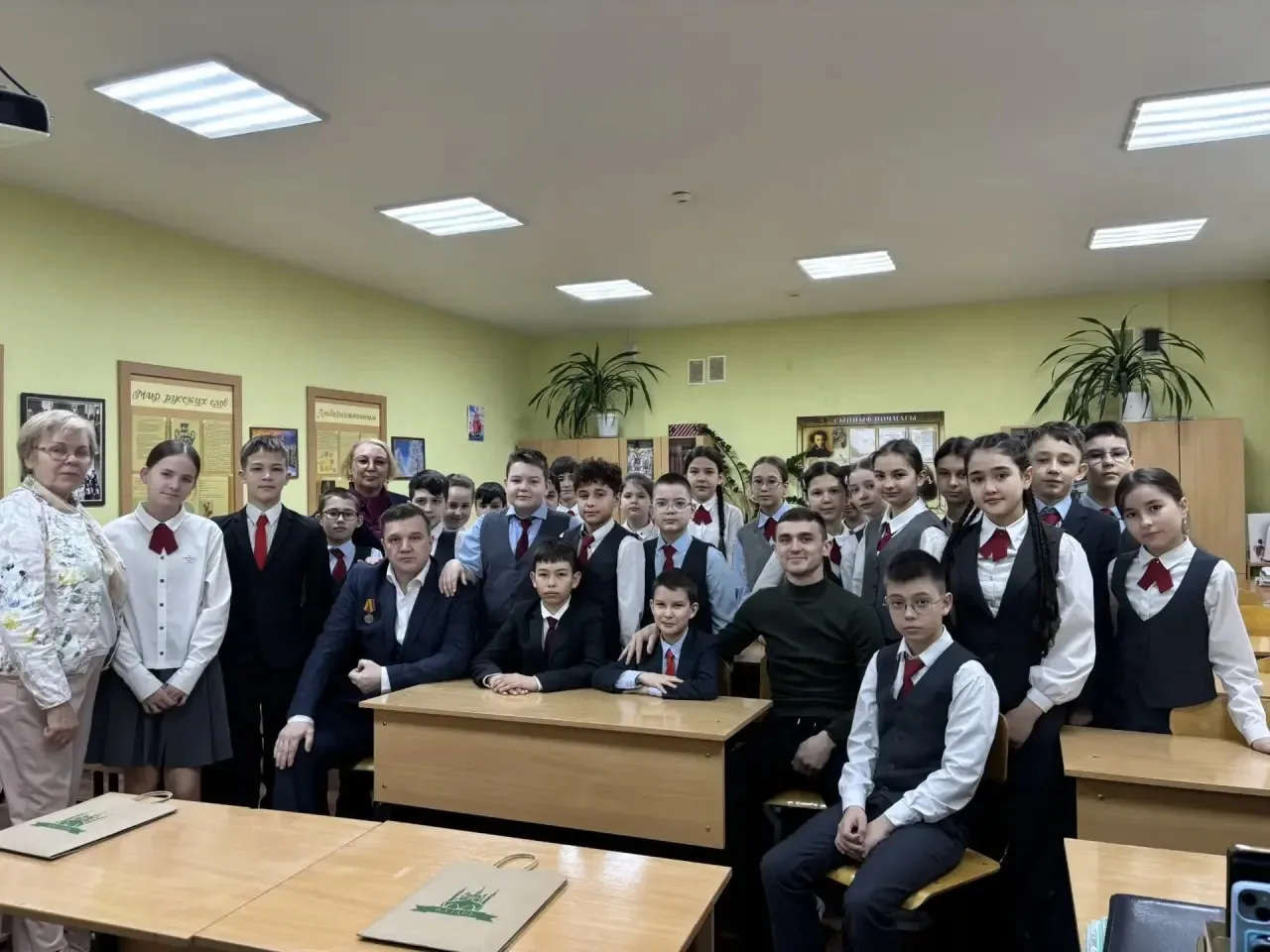 В рамках патриотического воспитания 27 апреля в 5 В классе состоялась встреча с ветеранами-гвардейца
