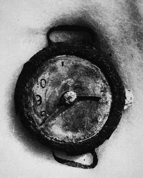 Часы, которые остановились в момент взрыва атомной бомбы в Хиросиме, 1945 г.