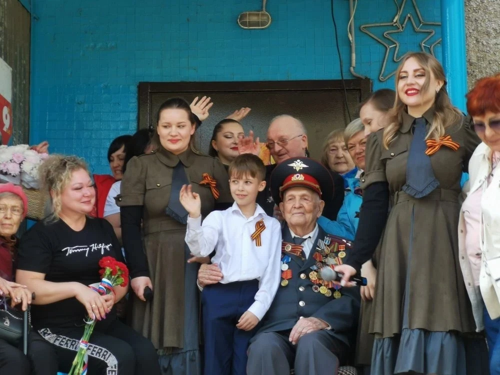 Акцию «Поём всем двором» провели у дома, где живет фронтовик Николай Максимович Сячин
