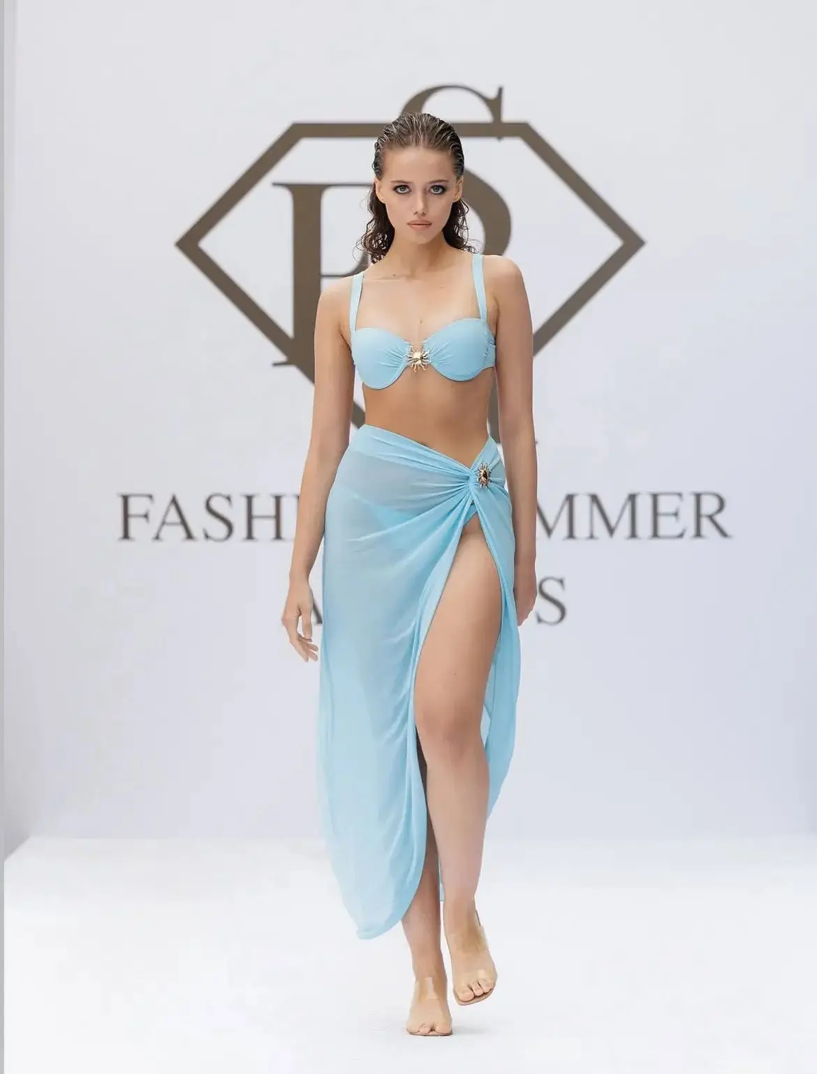 Показ купальников и пляжной моды Zella на Fashion Summer Awards 2026 🤍

На подиуме сменяли друг дру