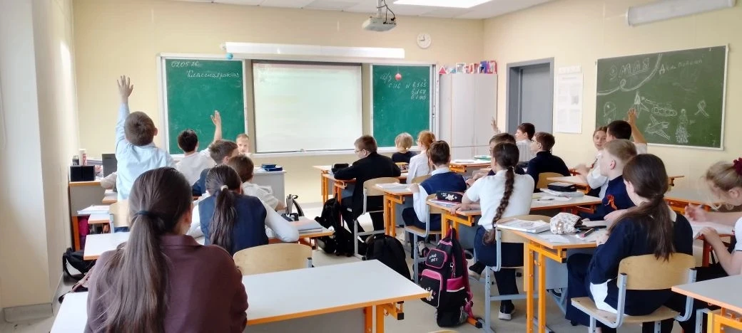 В 5Б классе сегодня проводился классный час, посвящённый Дню Победы. Ребята сами подготовили доклады