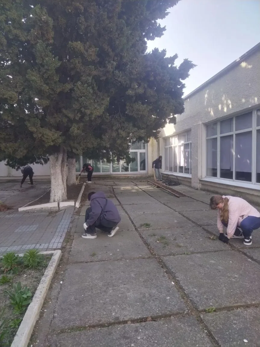 🌿 Экологический десант продолжает работу!  Наши волонтеры сегодня снова наводили красоту на пришколь