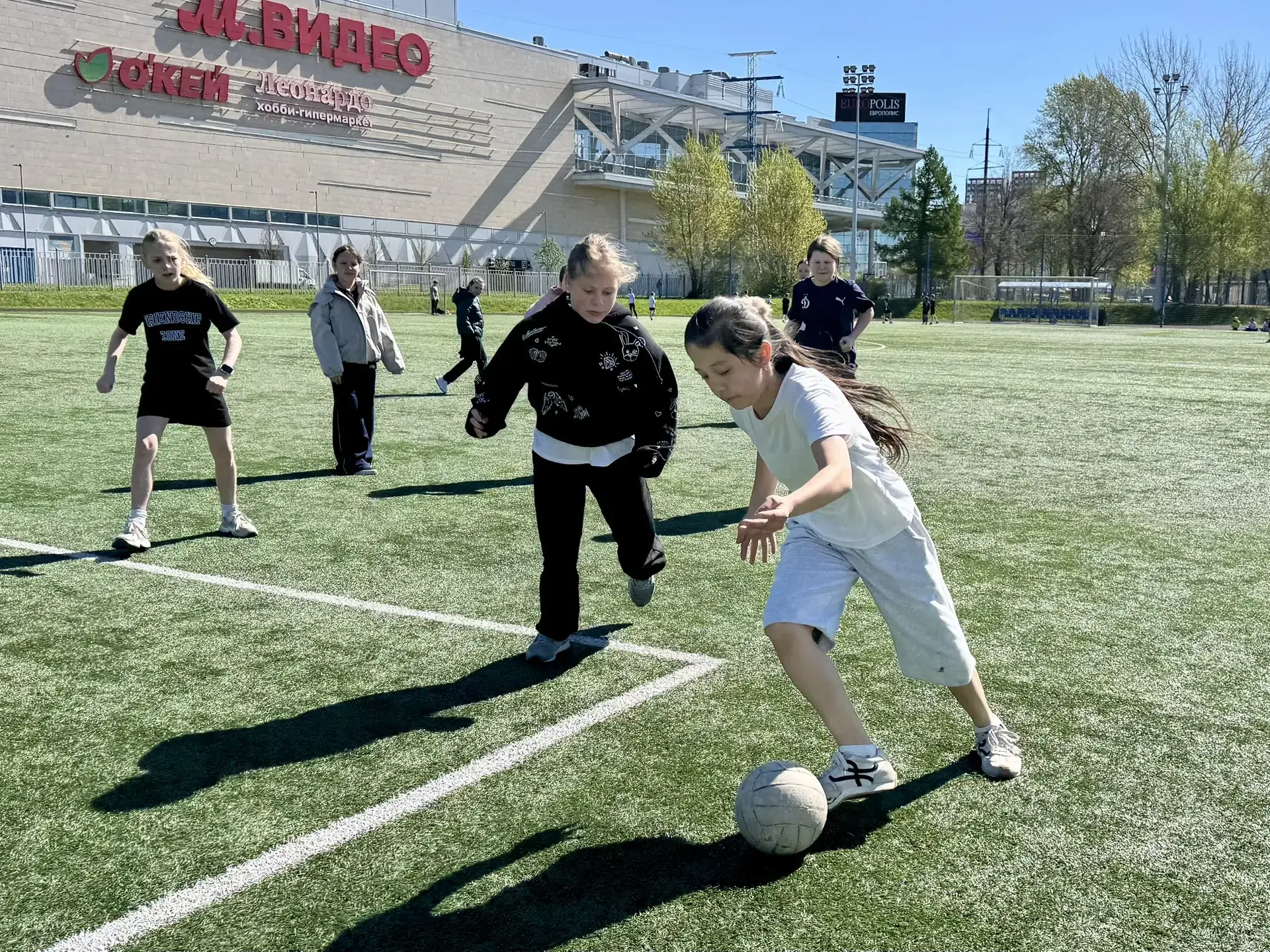 ⚽ ФУТБОЛ, АЗАРТ И ДВА ЧЕТВЕРТЫХ КЛАССА   На футбольном поле встретились два четвёртых класса — 4.2 и