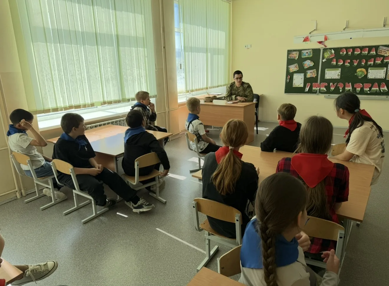 # 🇷🇺 ГОРДИМСЯ НАШИМИ ГЕРОЯМИ: УРОК МУЖЕСТВА В «РАДУГЕ» 🎖️✨

Сегодня в гости к воспитанникам лагер