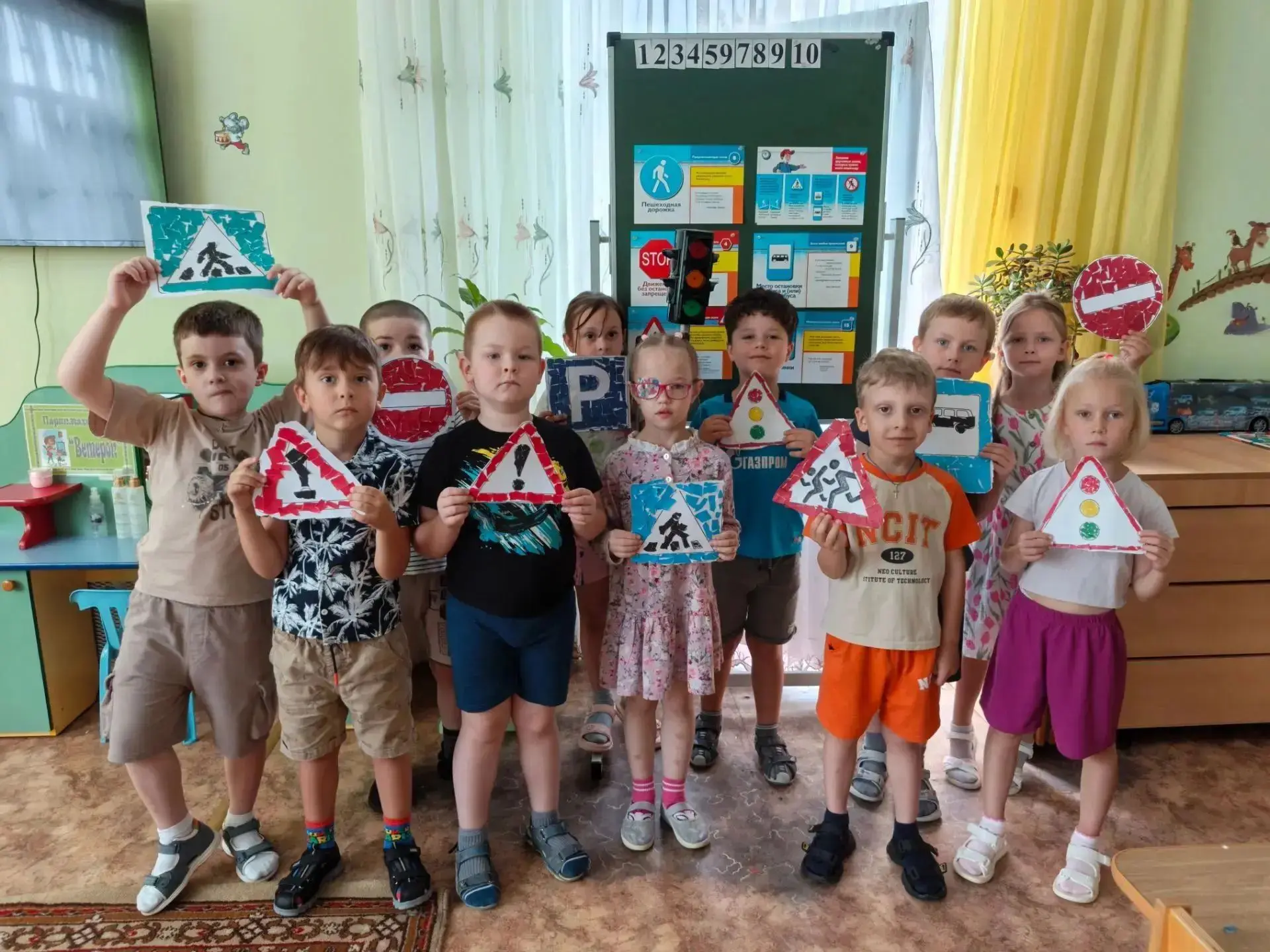 🚦🧍🚗 ПДД неделю сад наш изучает,
Каждый дошколёнок правила все знает!
Помним мы про зебру, красный