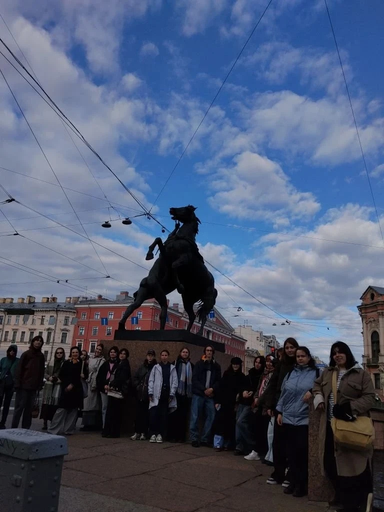 Санкт-Петербург встречает!  Студенты третьего курса Кузбасского художественного колледжа проходят му