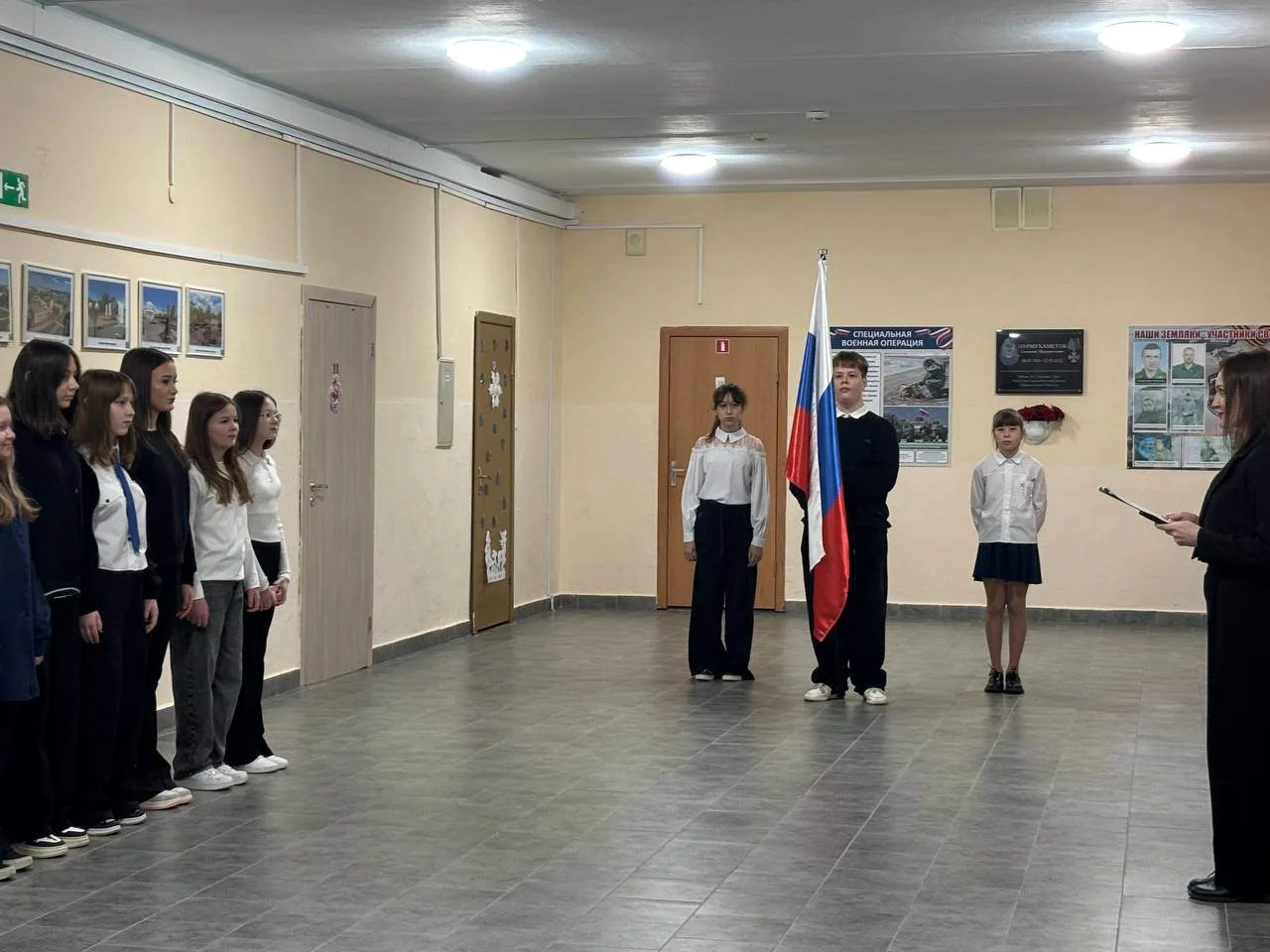 🇷🇺 В понедельник торжественную церемонию поднятия Государственного флага РФ организовали и провели у
