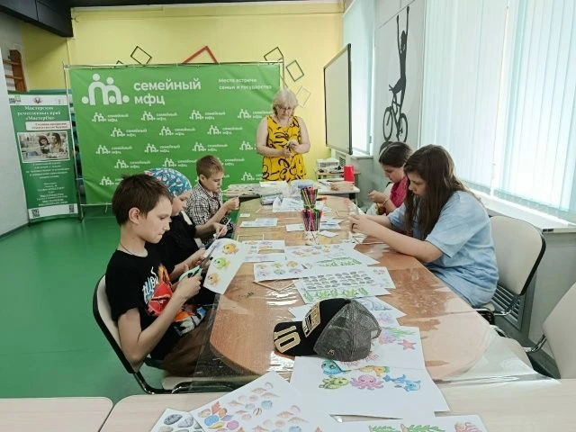 Сегодня в досуговой комнате совместно с педагогом МБОУДО «Центр Мостовик» Ириной Николаевной Кандако