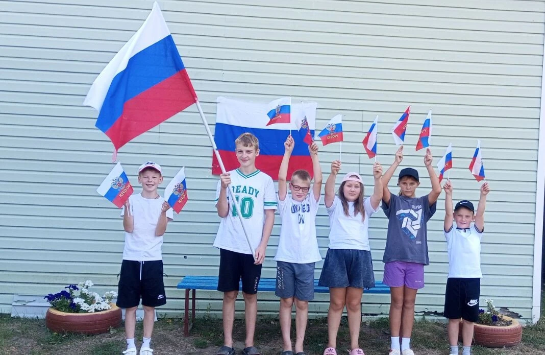 🇷🇺 В преддверии Дня Государственного флага России в учреждениях культуры Шумилинского...