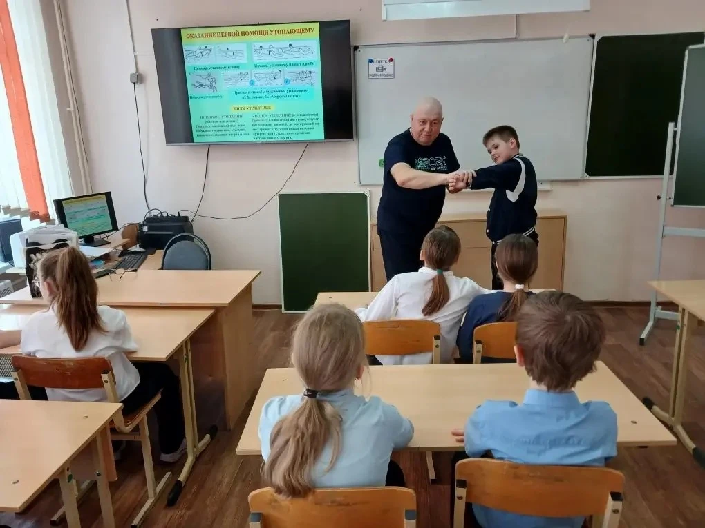🌤️☀️ Осторожно: коварный лёд весной! 🧊  ⚠️Друзья, весна вступает в свои права — солнышко греет всё с