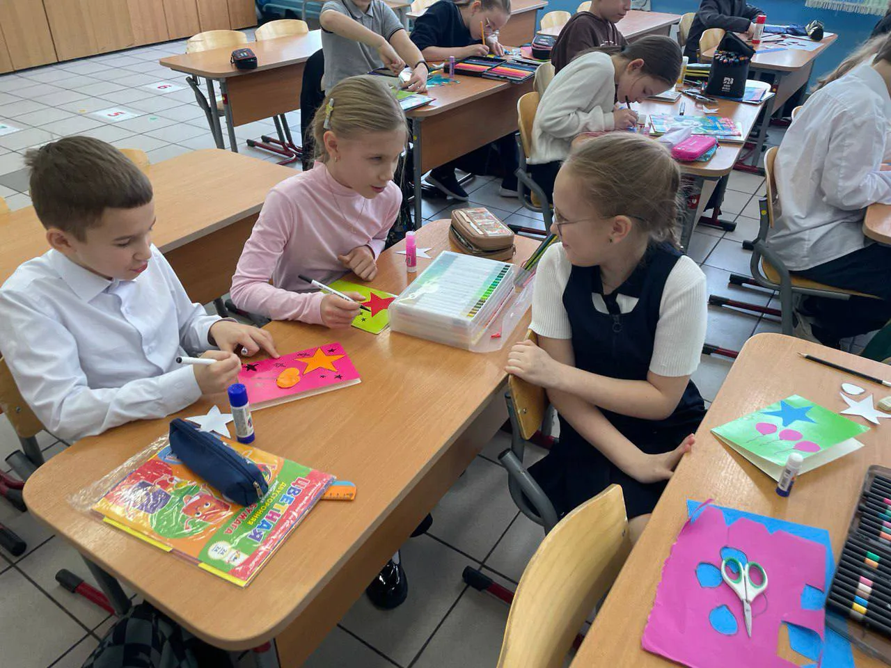 🌟 Дорогами добра: Помним, чтим! 🌟  Волонтерский отряд Школы № 1056 «Дорогами добра» искренне поздрав